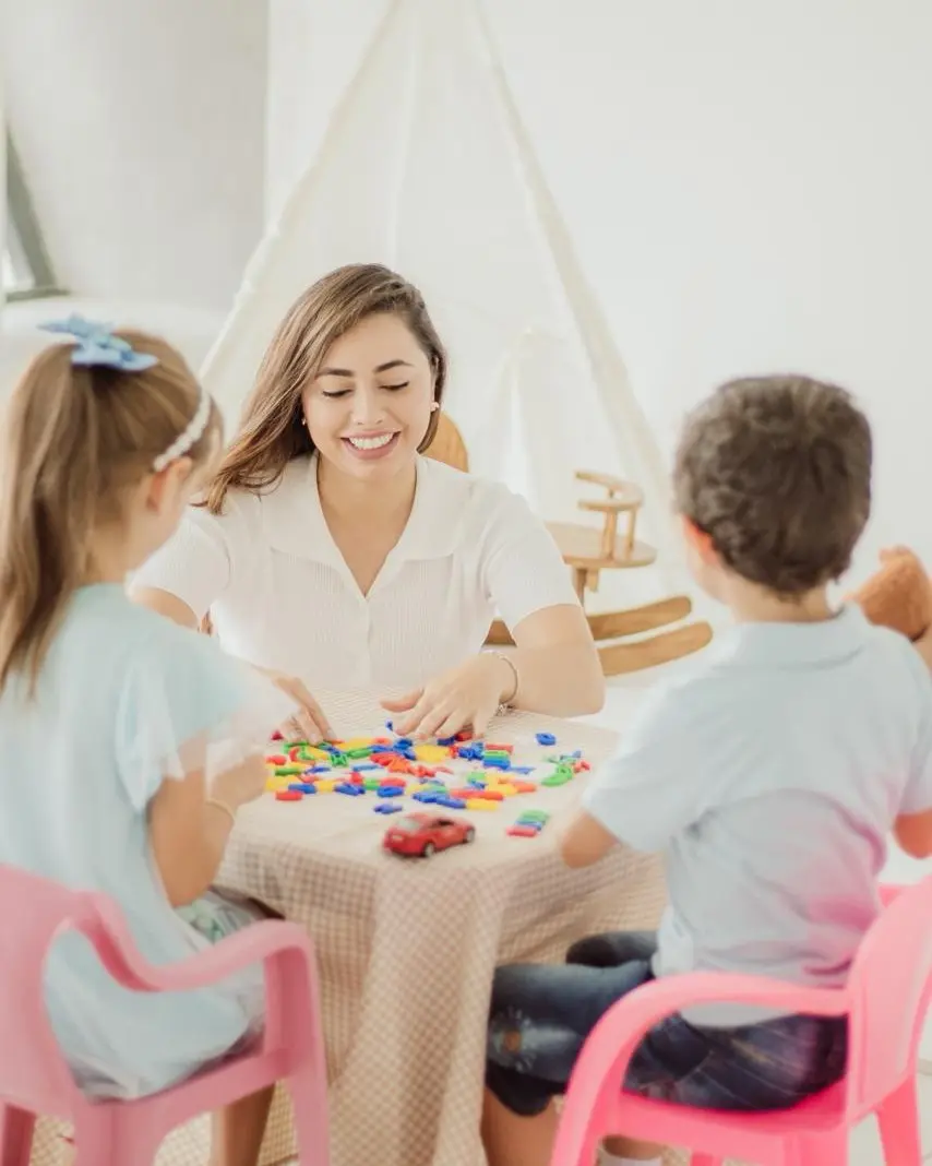 Psicopedagoga Thaísa Melo atendendo crianças